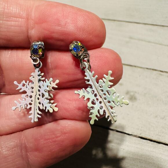 Vintage Avon Holiday Snowflake 3 Dimensional Iridescent Crystal Earrings - Picture 3 of 10